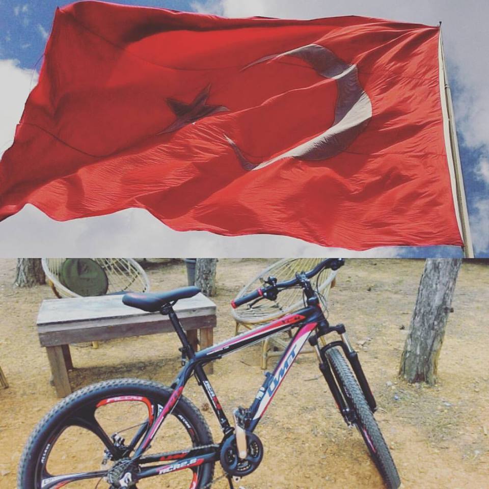 Nihayet Aydos Ormanlarının zirvesine ulaştım. Hamur kıvamına gelen tostumu yiyerek, sıcak çayımı içeceğim.. Bu sıcakta biraz da rüzgârın tadını çıkartayım.